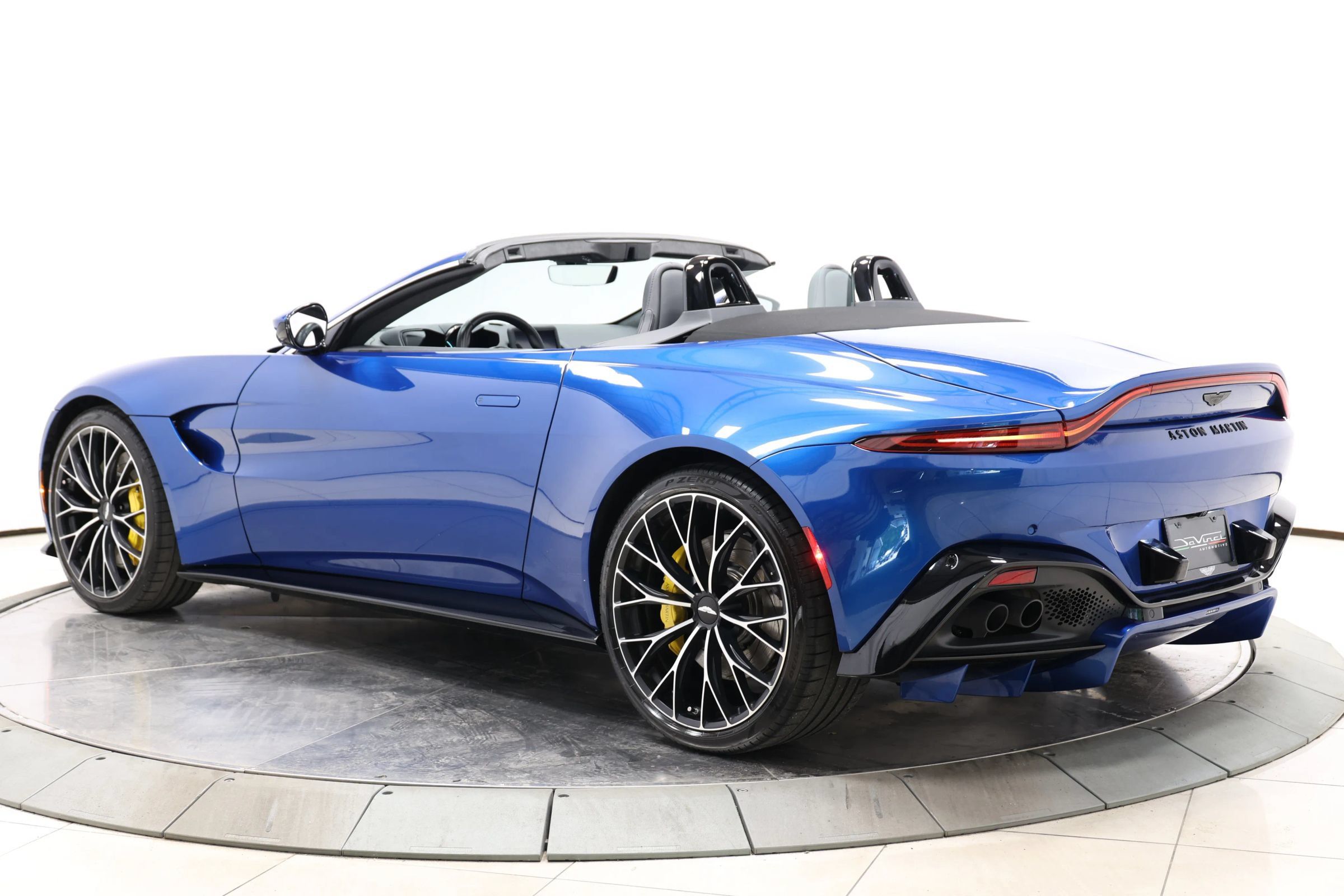 Used 2023 Aston Martin V8 Vantage Roadster RWD image 48