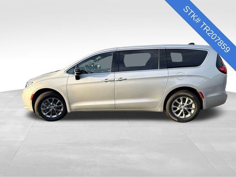 New 2026 Chrysler Pacifica Select image 4