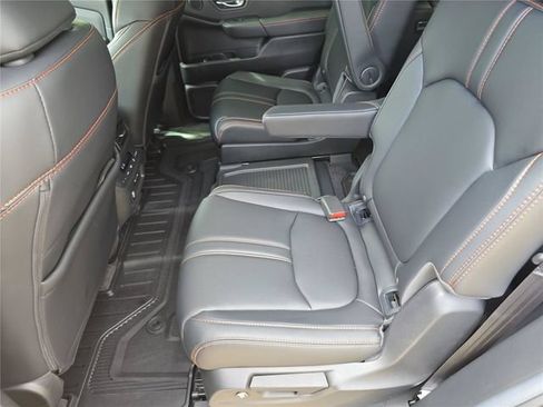 Used 2025 Honda Pilot TrailSport image 16