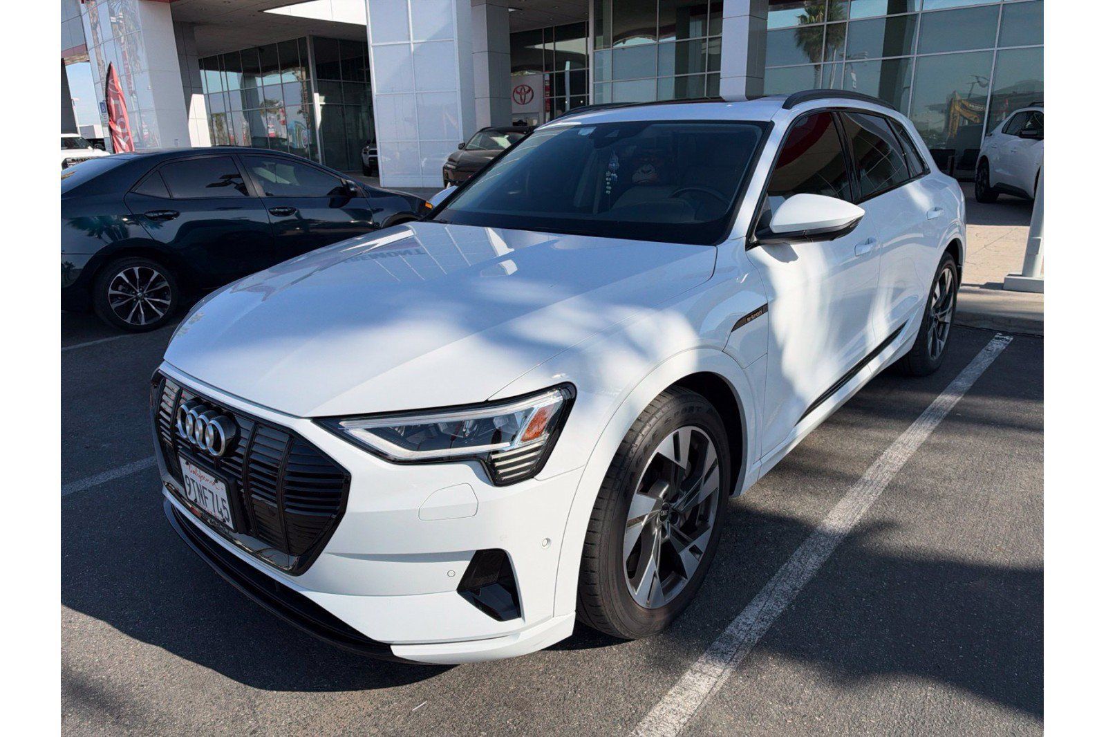 Used 2021 Audi e-tron Premium w/ Convenience Plus Package AWD/4WD image 2