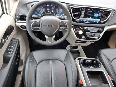 Used 2023 Chrysler Pacifica Touring-L image 13