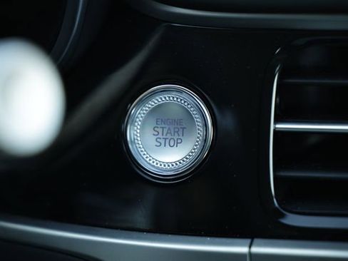 Used 2025 Genesis G70 2.5T image 36