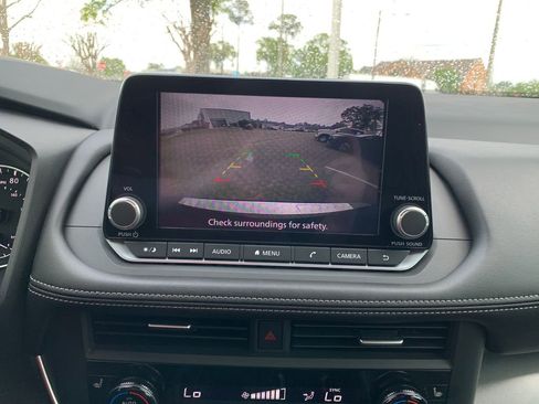 Used 2024 Nissan Rogue SV w/ SV Premium Package image 17