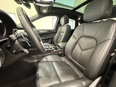 Used 2025 Porsche Macan AWD/4WD image 5