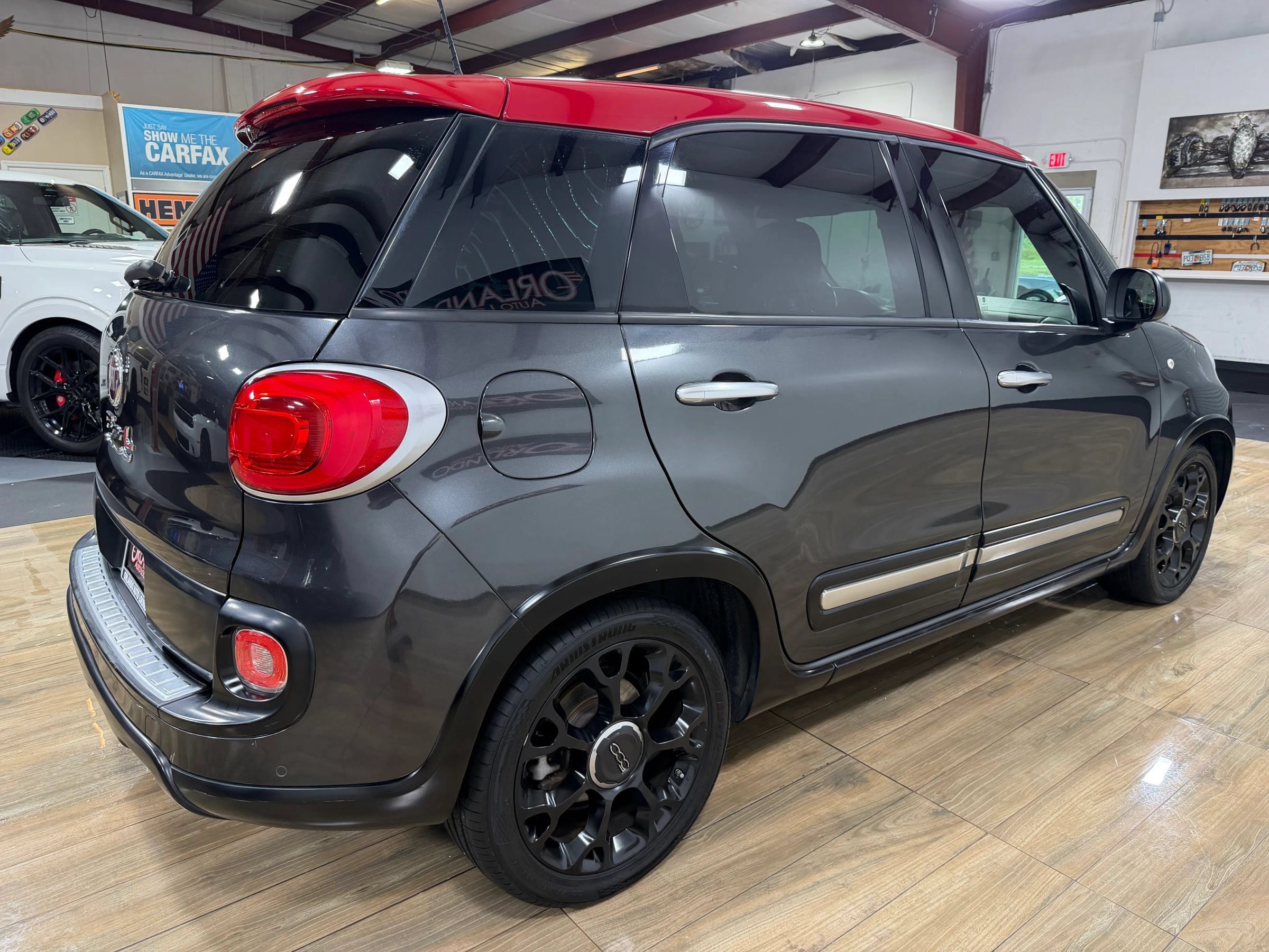 Used 2017 FIAT 500L Trekking w/ Dual-Pane Sunroof Package FWD image 6