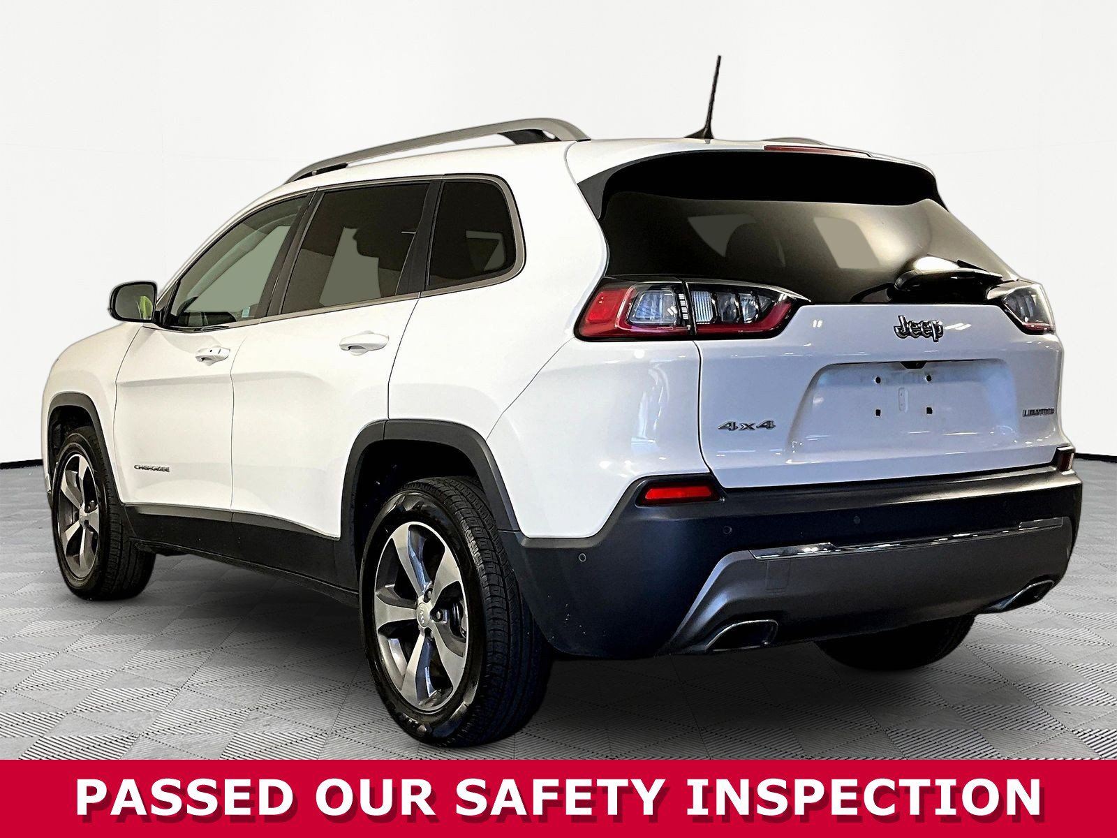 Used 2019 Jeep Cherokee Limited w/ Luxury Group AWD/4WD image 4