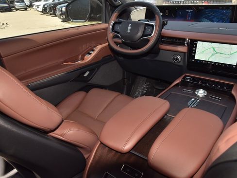 New 2025 Lincoln Navigator L Reserve image 16