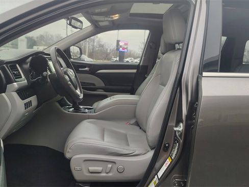 Used 2016 Toyota Highlander XLE image 7