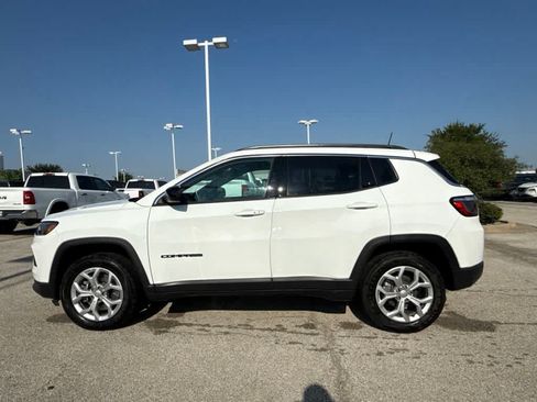 Used 2024 Jeep Compass Latitude AWD/4WD image 2