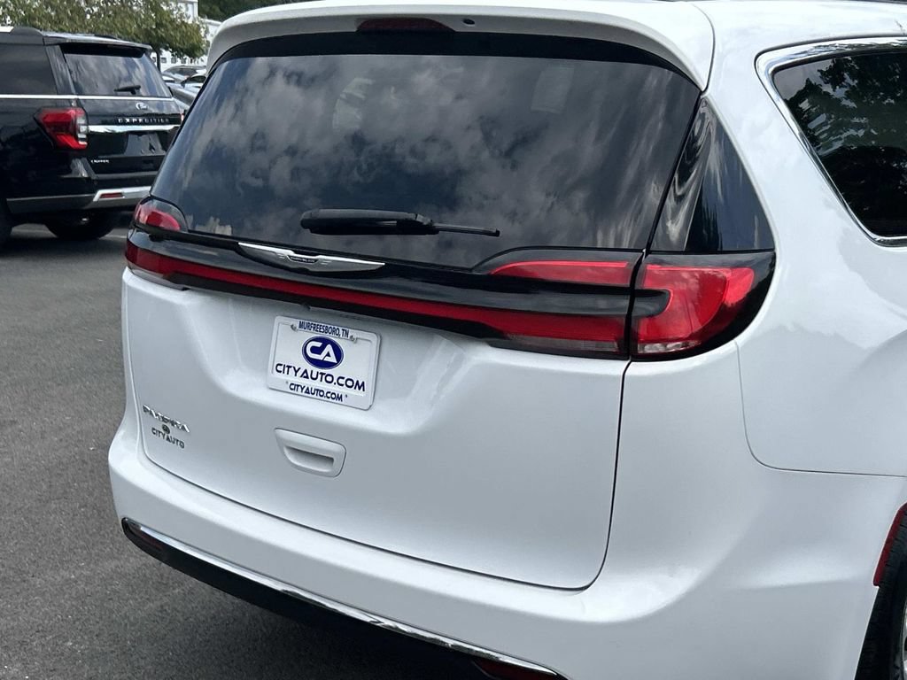 Used 2022 Chrysler Pacifica Touring-L FWD image 13