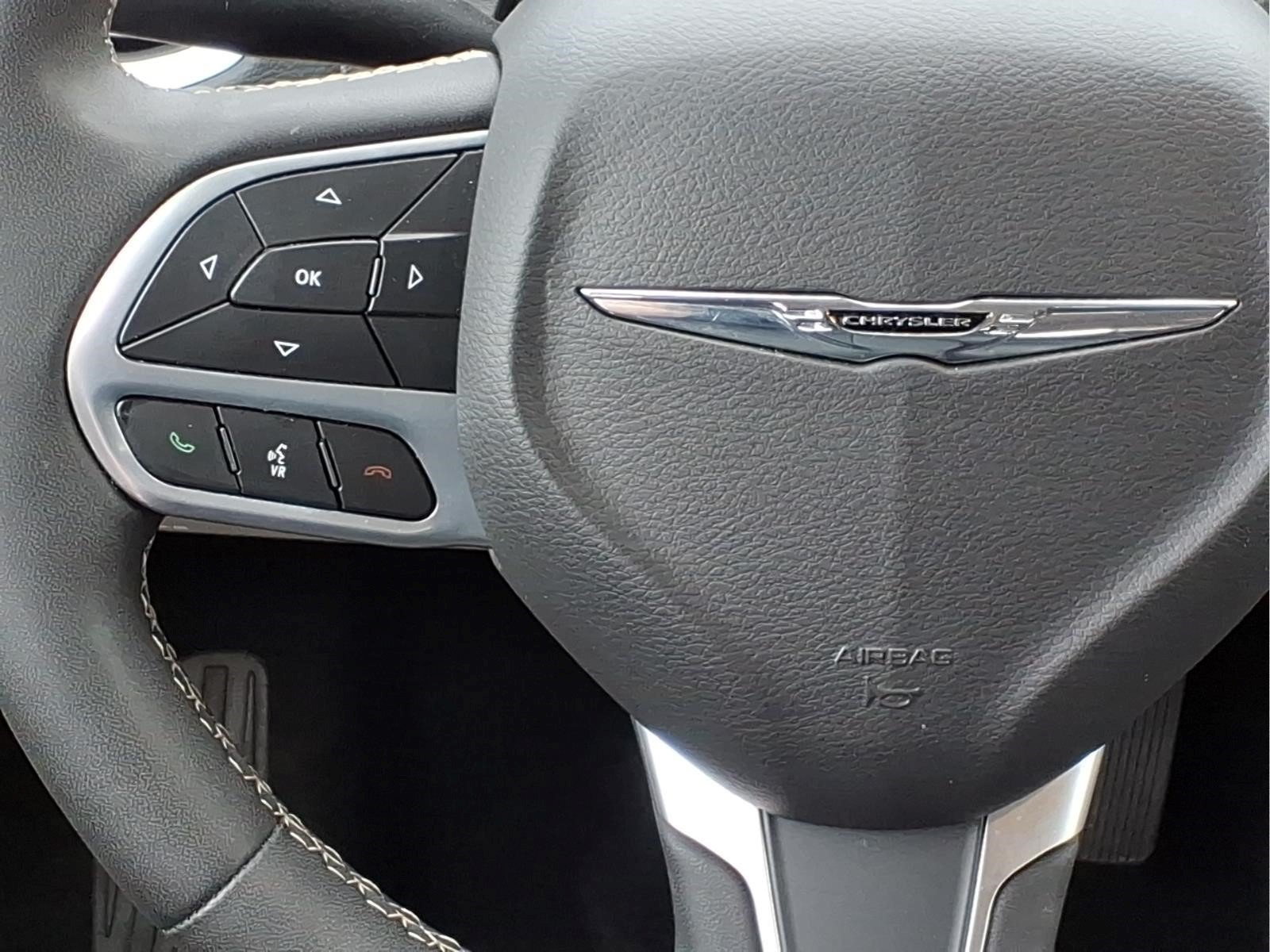 Used 2024 Chrysler Pacifica Touring-L FWD image 10