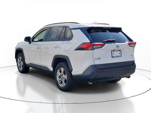 Used 2022 Toyota RAV4 XLE w/ Convenience Package FWD image 3