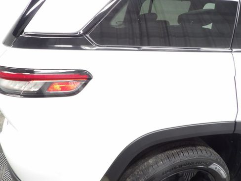 Used 2024 Jeep Grand Cherokee Limited AWD/4WD image 33