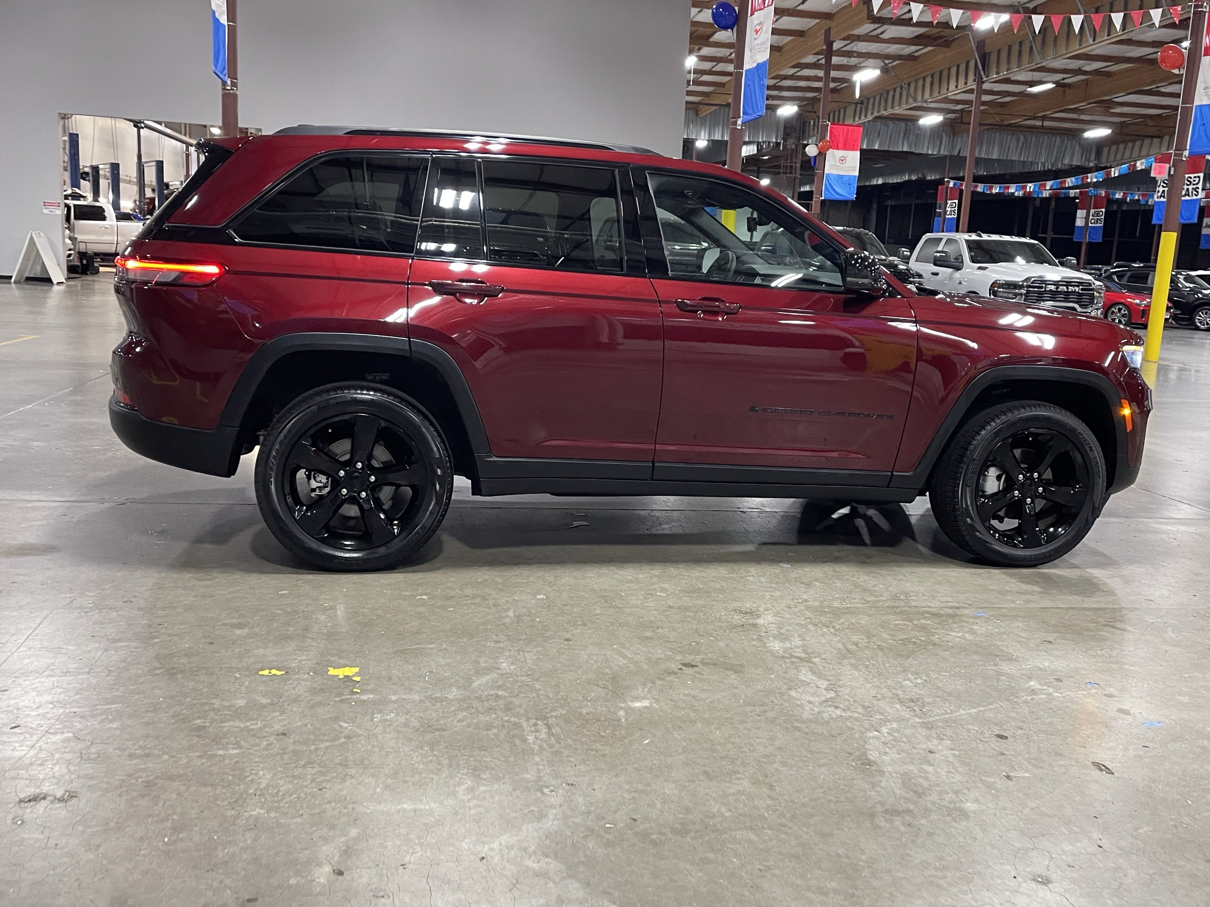 Certified 2024 Jeep Grand Cherokee Limited w/ Black Appearance Package AWD/4WD image 6