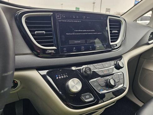 Used 2024 Chrysler Pacifica Touring-L FWD image 16