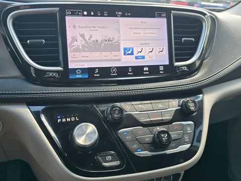 Used 2023 Chrysler Pacifica Touring-L FWD image 24