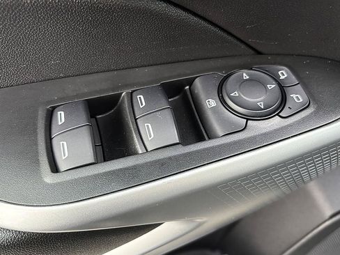 Used 2025 Chevrolet Trax LS w/ LS Convenience Package FWD image 17
