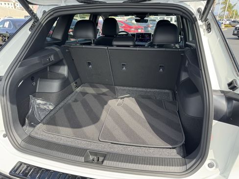Used 2025 Volkswagen Tiguan SE R-Line FWD image 35