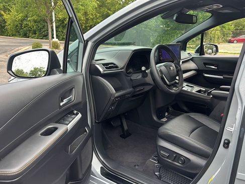 Used 2026 Toyota Sienna XLE Woodland Edition AWD/4WD image 3