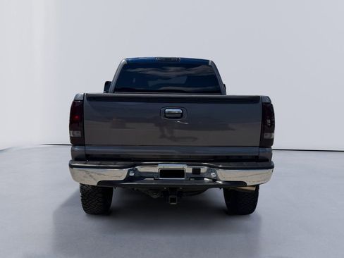 Used 2005 GMC Sierra 2500 SLT w/ Heavy-Duty Power Package AWD/4WD image 2