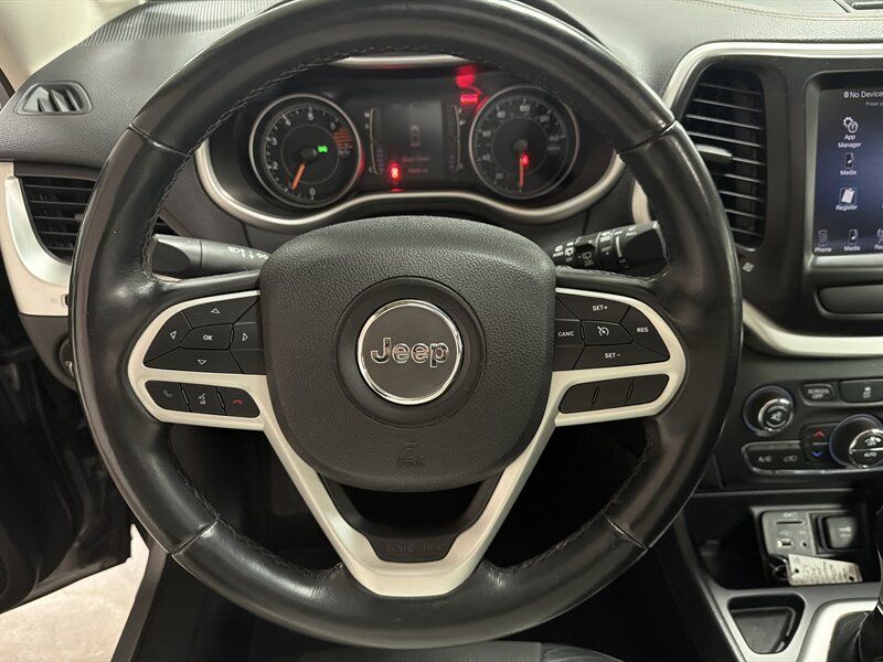 Used 2018 Jeep Cherokee Latitude Plus w/ Comfort/Convenience Group FWD image 32