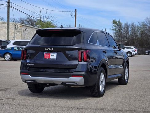 Used 2025 Kia Sorento LX image 4