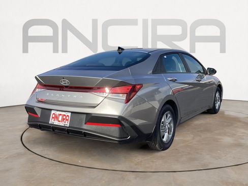 Used 2024 Hyundai Elantra SE FWD image 14