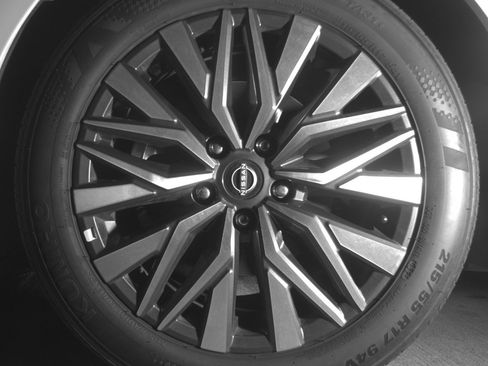 Used 2025 Nissan Altima 2.5 SV FWD image 12