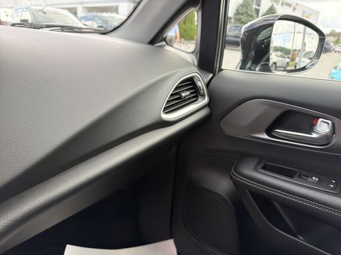 Used 2025 Chrysler Pacifica Select FWD image 24