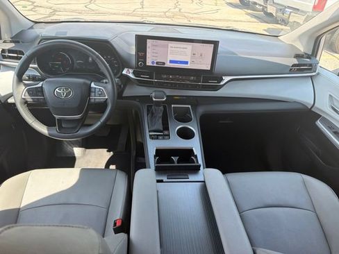 Used 2025 Toyota Sienna XLE FWD image 26