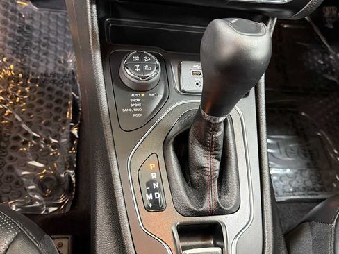 Used 2019 Jeep Cherokee Trailhawk AWD/4WD image 22