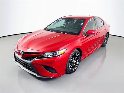 Used 2019 Toyota Camry L image 3