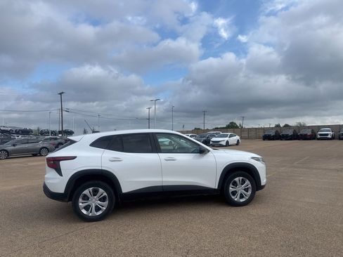 Used 2025 Chevrolet Trax LS image 16