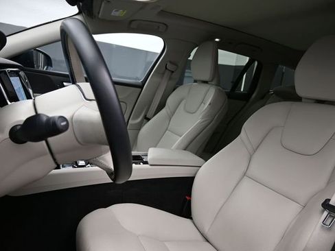 Used 2023 Volvo V60 B5 Cross Country Plus image 10