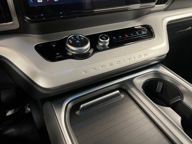 Used 2025 Ford Expedition Active AWD/4WD image 37