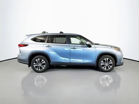Used 2023 Toyota Highlander XLE AWD/4WD image 7
