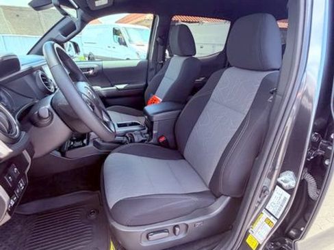 Used 2021 Toyota Tacoma TRD Off-Road w/ Technology Package AWD/4WD image 22