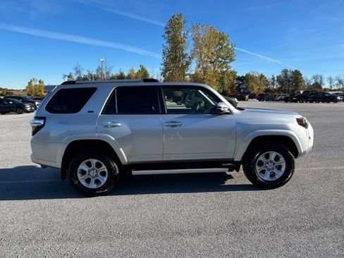 Used 2022 Toyota 4Runner SR5 Premium image 2