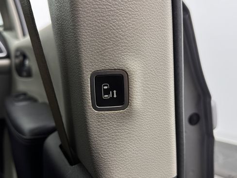 Used 2018 Chrysler Pacifica Limited w/ Advanced Safetytec Group FWD image 33