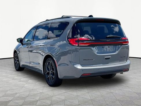 Used 2025 Chrysler Pacifica Limited FWD image 4