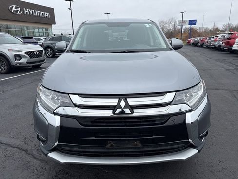 Used 2017 Mitsubishi Outlander SE image 2