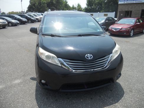 Used 2012 Toyota Sienna XLE w/ XLE Navigation Pkg image 5