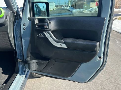 Used 2015 Jeep Wrangler Unlimited Rubicon w/ Connectivity Group AWD/4WD image 18