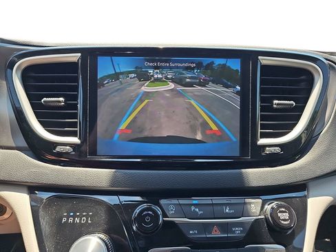 Used 2023 Chrysler Pacifica Touring-L FWD image 22
