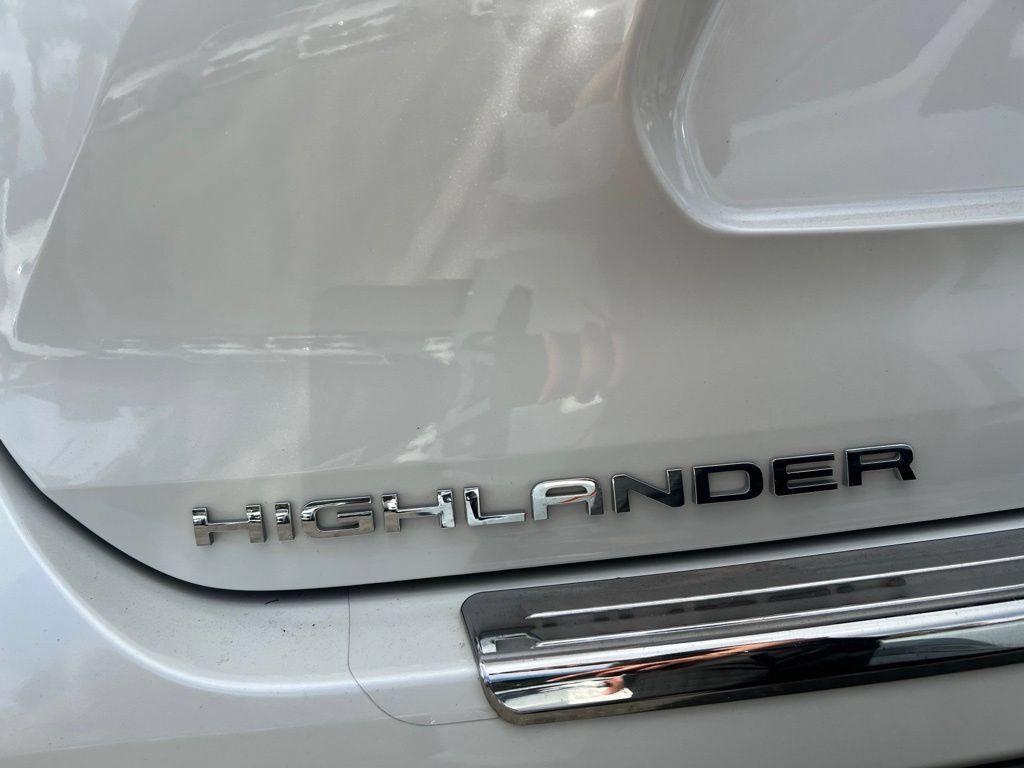 Used 2021 Toyota Highlander Limited FWD image 7