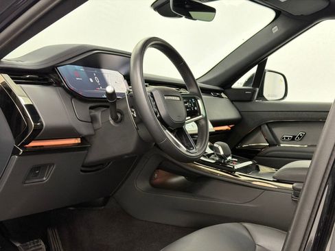 Used 2025 Land Rover Range Rover Sport SE AWD/4WD image 17