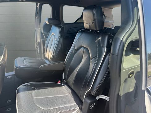 Used 2025 Chrysler Pacifica Limited FWD image 6