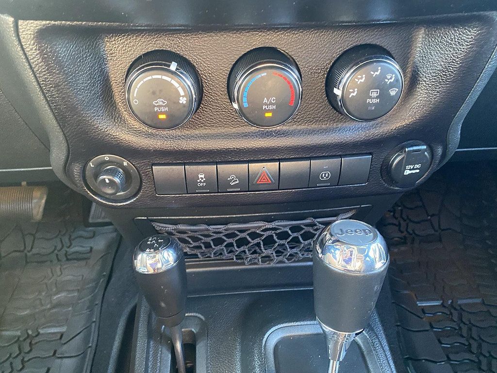 Used 2017 Jeep Wrangler Unlimited Sahara w/ Connectivity Group AWD/4WD image 19