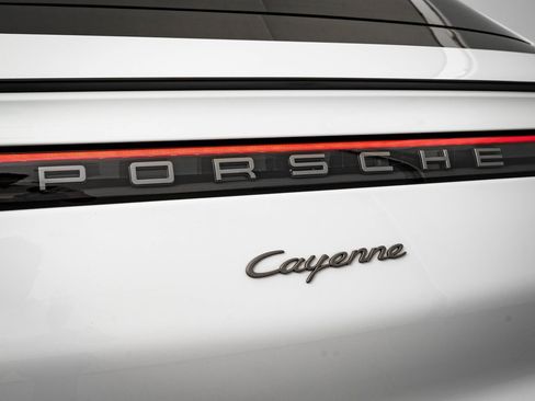 Certified 2023 Porsche Cayenne Platinum Edition image 19