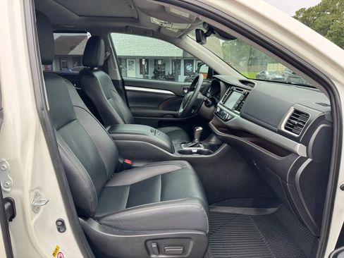 Used 2019 Toyota Highlander XLE FWD image 20